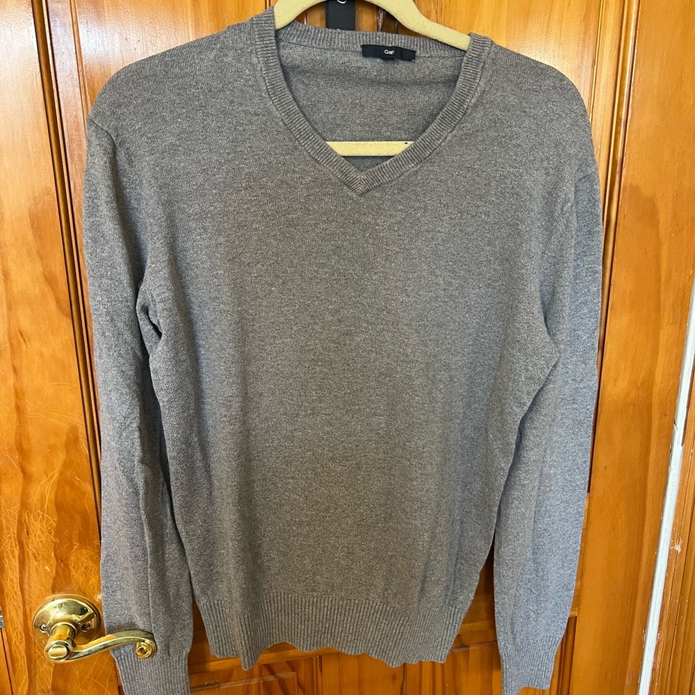 Gray Gap Men's Sweater V Neck style Lightweight and Soft from GAP Size Small